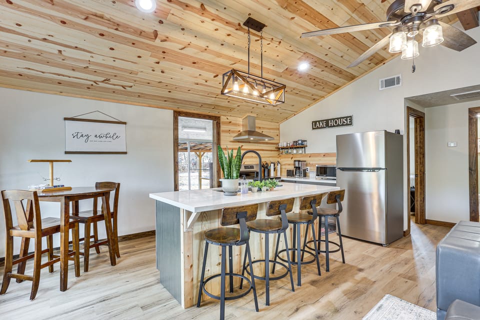 Fish Sam Rayburn! Secluded Cabin w/ Deck & Grill House in Toledo Bend Reservoir