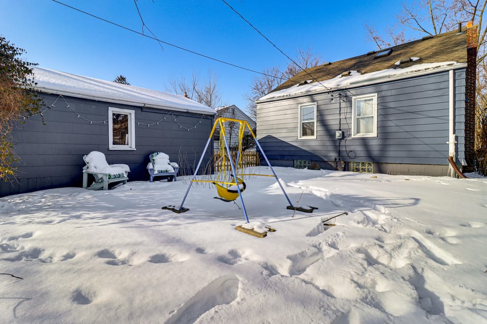 Families Welcome! Colorful Berkley Home w/ Yard House in Berkley