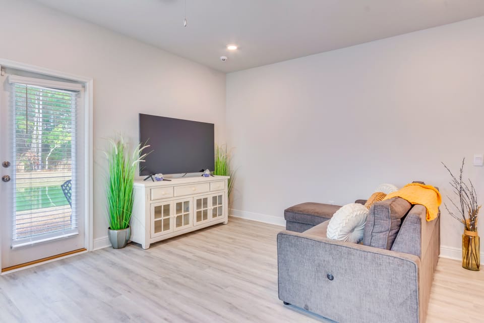 Nurse-Ready Rental 2 Mi to UWF Campus & Hospital! Apartment in Alabama