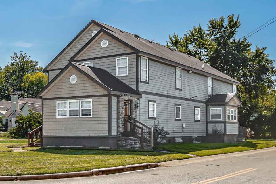 Townhome: Bunk Room for 6, Dry Bar Lounge Area Apartment in Ohio