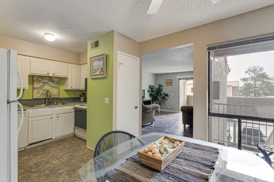 Pool, Hot Tub & Lake Access! Desert Shores Condo Apartment in Summerlin