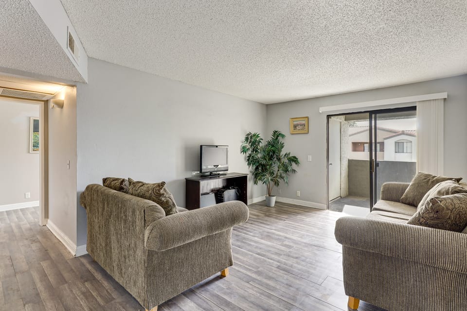 Pool, Hot Tub & Lake Access! Desert Shores Condo Apartment in Summerlin