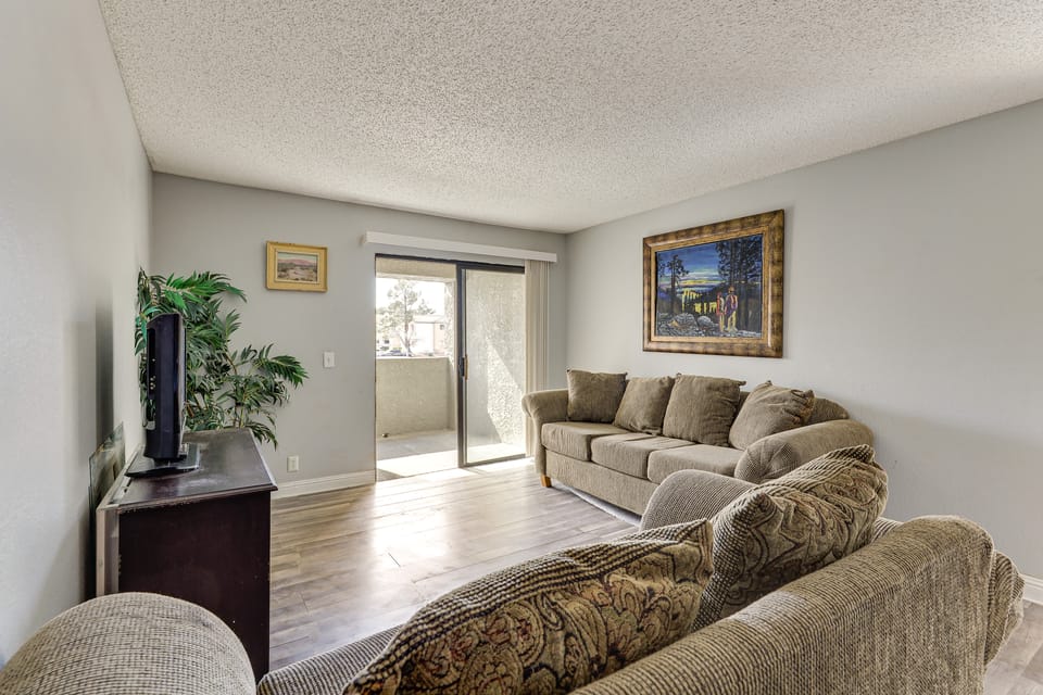 Pool, Hot Tub & Lake Access! Desert Shores Condo Apartment in Summerlin