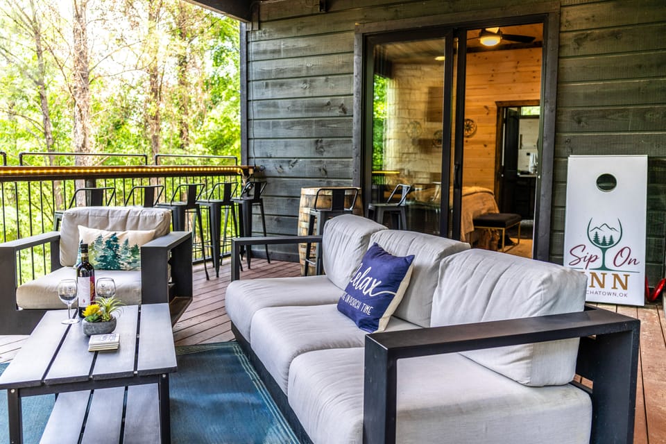 ‘Sip on Inn’ Sips, Soaks & Fun Vibes in Hochatown! House in Oklahoma