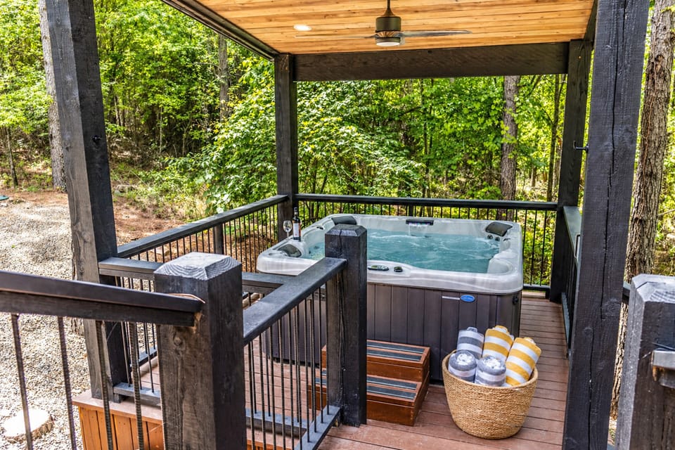 ‘Sip on Inn’ Sips, Soaks & Fun Vibes in Hochatown! House in Oklahoma
