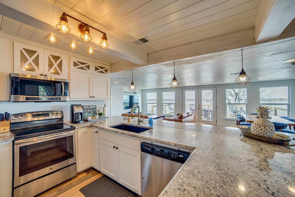Lake Whitney A-Frame w/ Sunset Views: 4BR, 2BA House in Texas