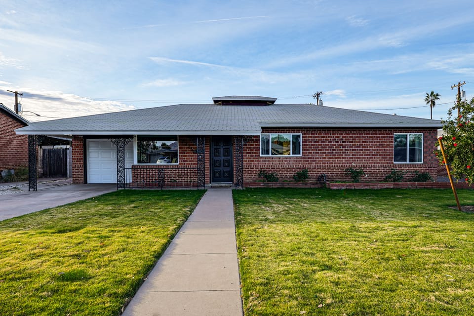 Shop, Swim & Explore: Updated Phoenix Home! House in Phoenix