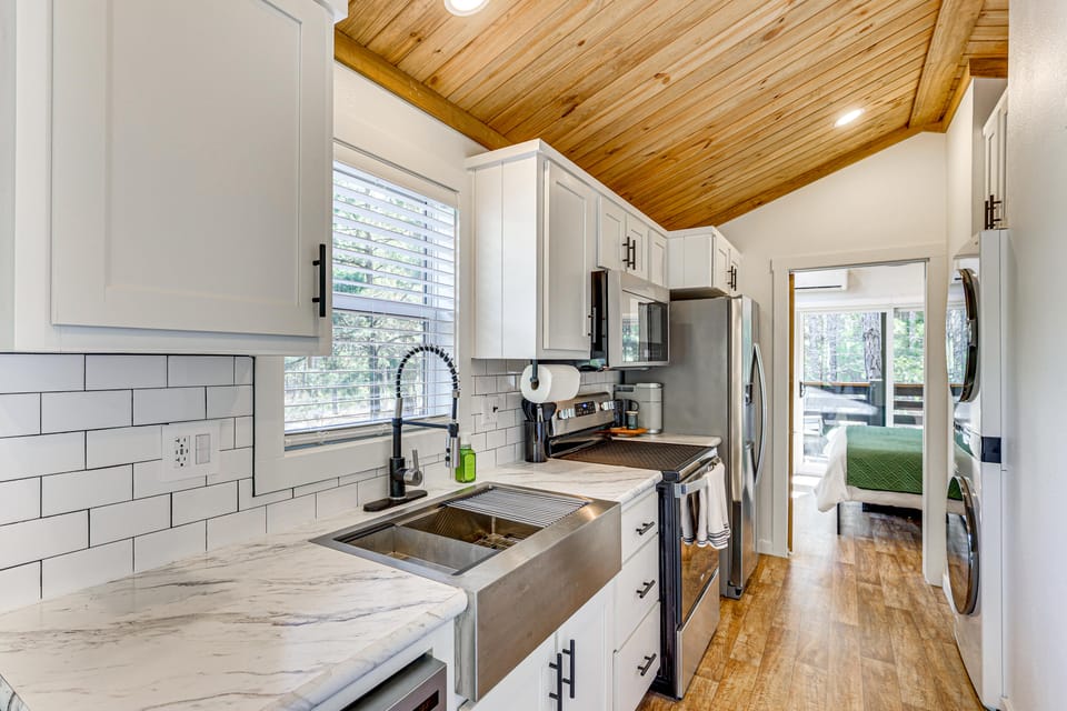 Fire Pit, Deck! Modern Tiny Home in Piney Woods House in Texas