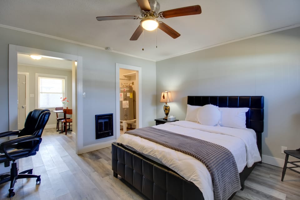 Huntsville Studio w/ Workspace Near Downtown Apartment in Huntsville