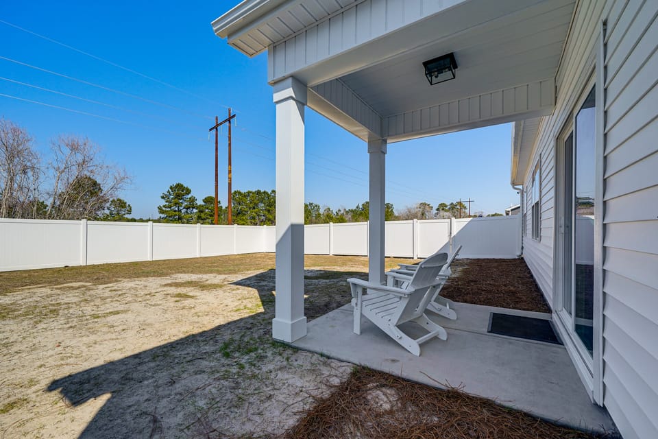 4 Mi to Surf City Beaches! Family Coastal Retreat House in Topsail