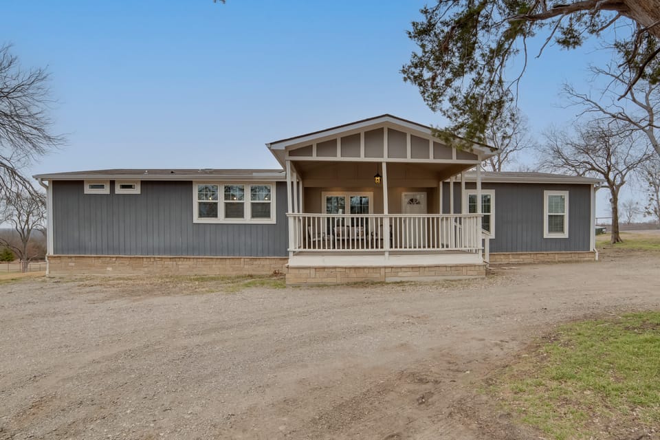 Steps to WES Arena: Pet-Friendly Cabin w/ Deck! House in Texas