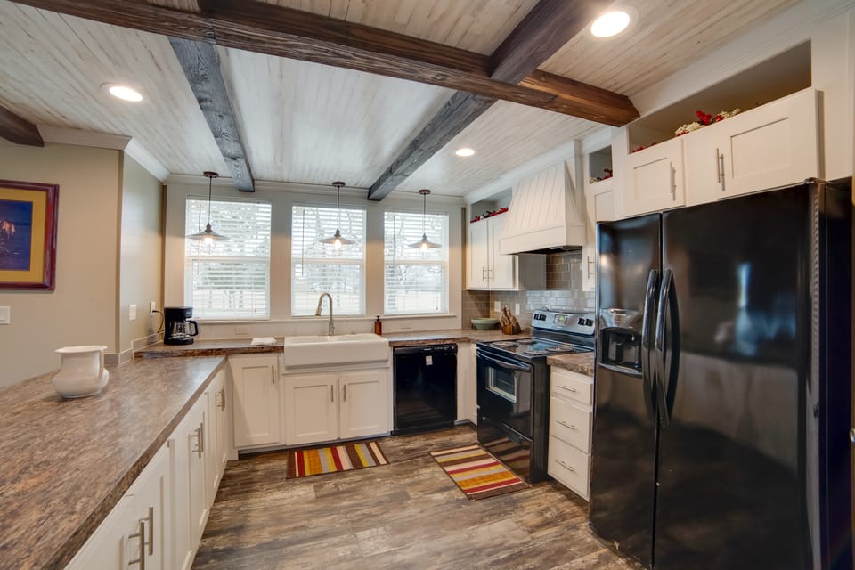 Steps to WES Arena: Pet-Friendly Cabin w/ Deck! House in Texas