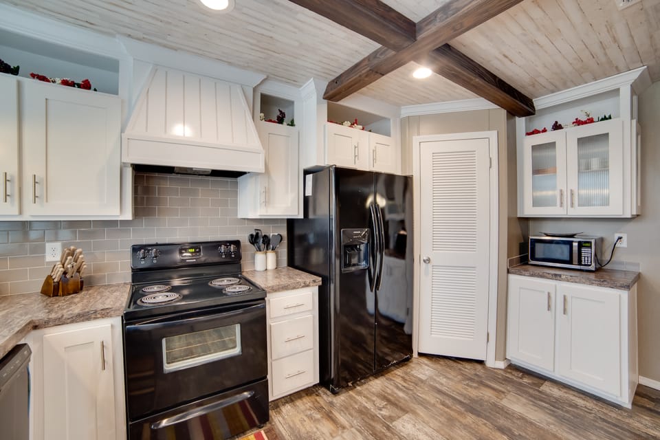 Steps to WES Arena: Pet-Friendly Cabin w/ Deck! House in Texas