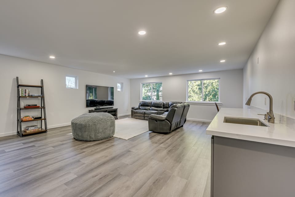 Waterfront Patio! Stylish Family Home in Everett House in Paine Lake Stickney