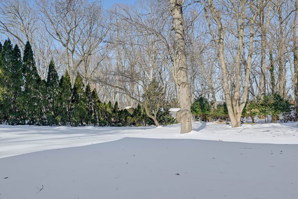 Easy Transit to NYC! Sleek North Shore Hideaway House in South Huntington