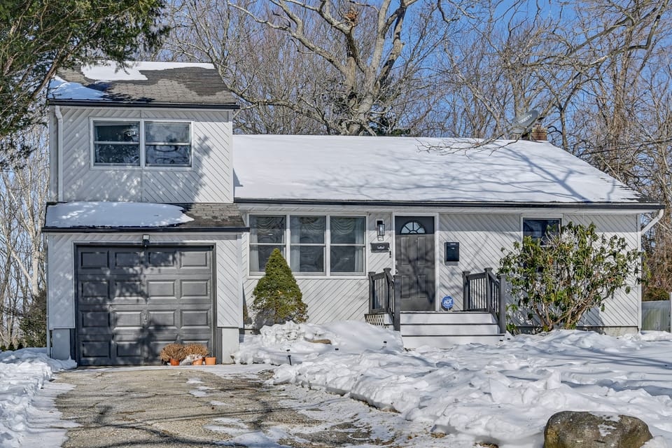 Easy Transit to NYC! Sleek North Shore Hideaway House in South Huntington