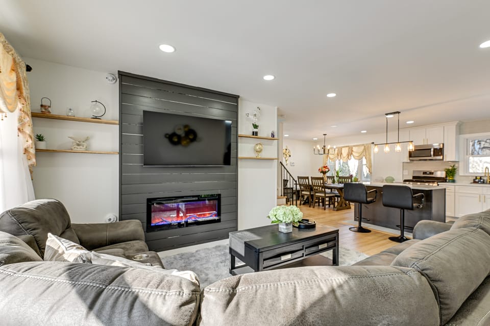 Easy Transit to NYC! Sleek North Shore Hideaway House in South Huntington