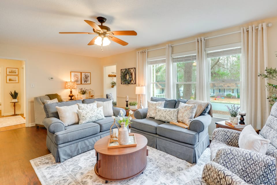 'Petals & Pillows Getaway' 1 Mi to Dtwn Wendell! House in North Carolina