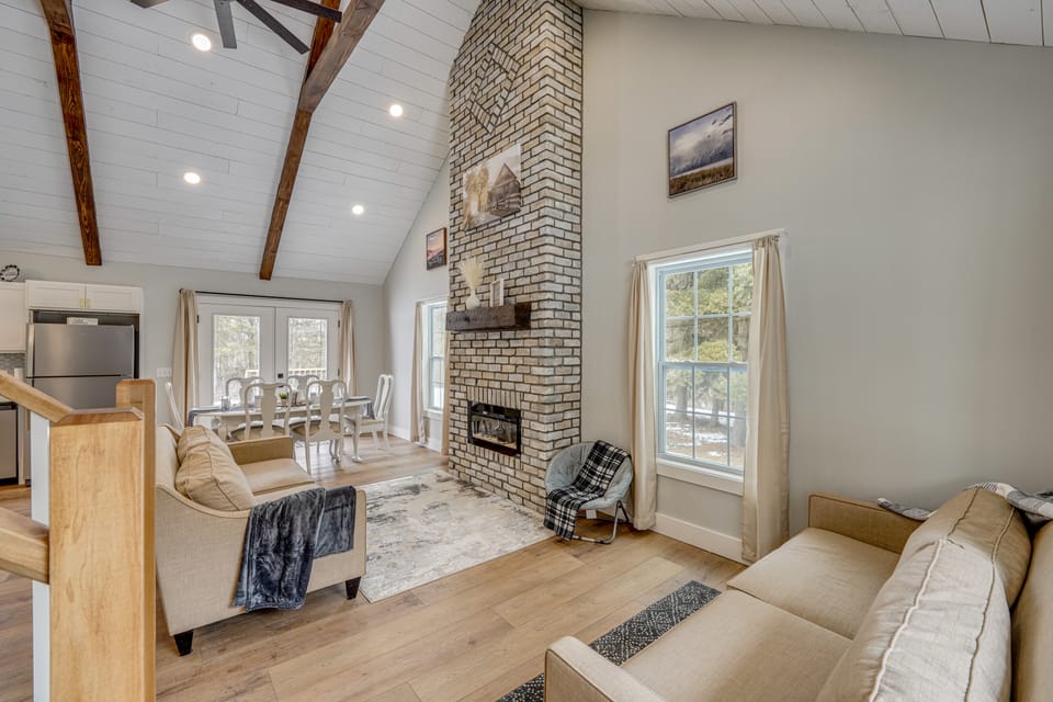 Willard Home On Working Farm w/ Water Views! House in Ohio