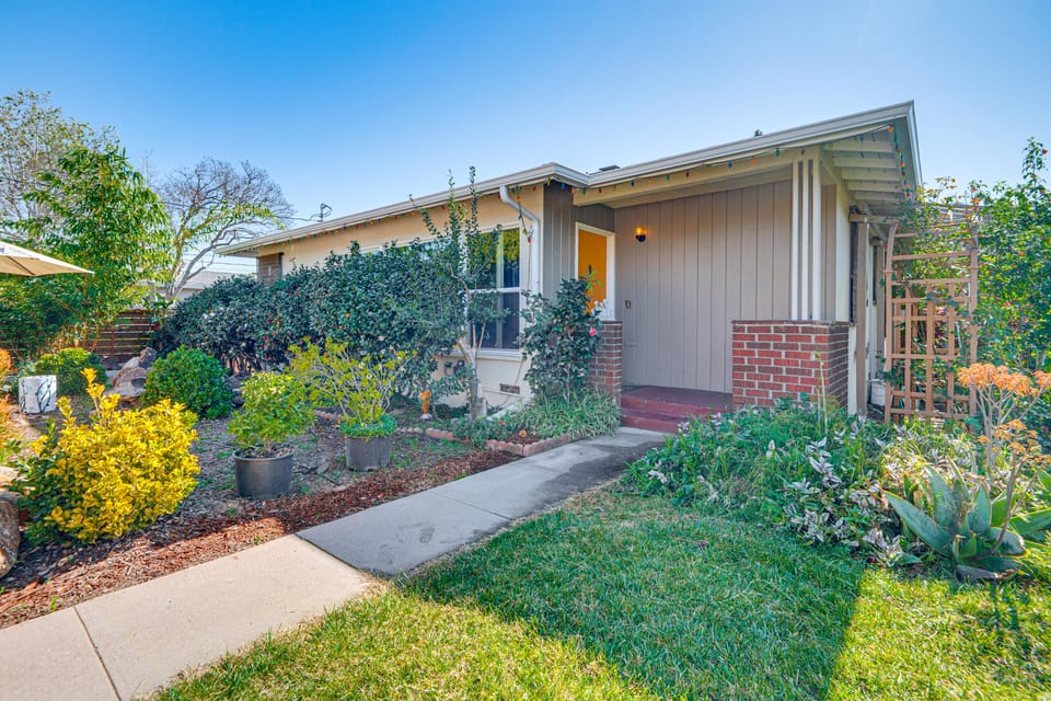 'Peacock House Sanctuary' 4 Mi to Old Pasadena! House in Pasadena