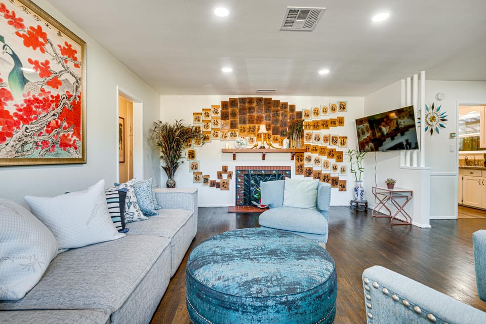 'Peacock House Sanctuary' 4 Mi to Old Pasadena! House in Pasadena