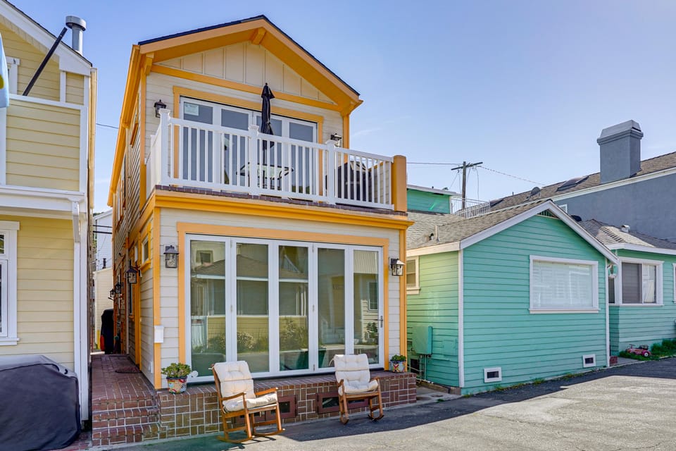 Walk to Bay & Pleasure Pier! Catalina Island Stay Apartment in Avalon