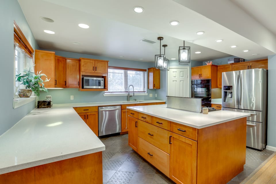 6 Mi to Dtwn Garland: Group Getaway w/ Pool Access House in Richardson