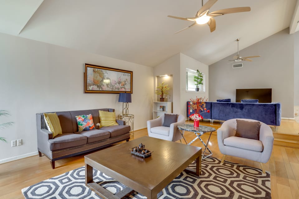 6 Mi to Dtwn Garland: Group Getaway w/ Pool Access House in Richardson