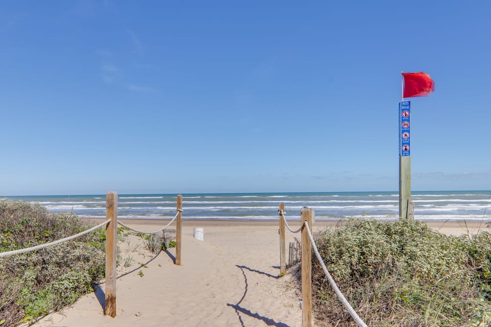Steps to Pool & Beach! South Padre Island Getaway Apartment in South Padre Island