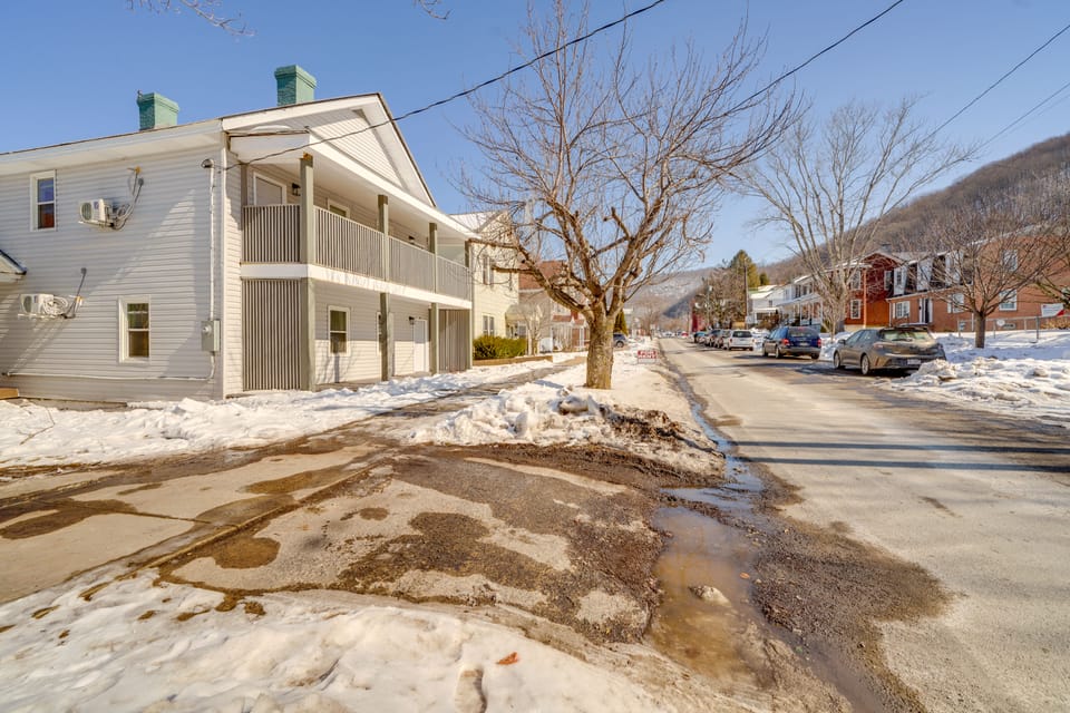 Explore the Hinton Historic District! Luxe Studio Apartment in West Virginia