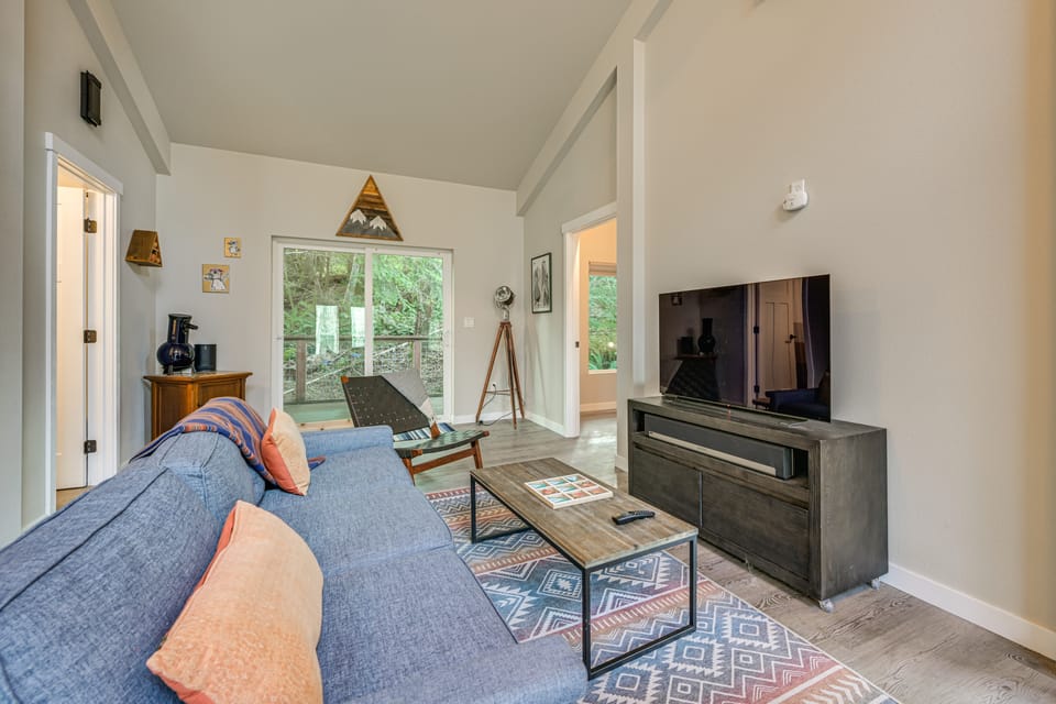 5 Mi to Mt Rainier Nat'l Park: Gem w/ Lake Access House in Washington