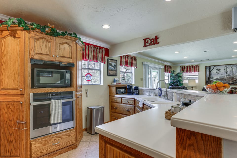 Lake Days on Sam Rayburn! Wooded Retreat w/ Yard House in Texas