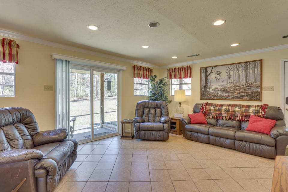 Lake Days on Sam Rayburn! Wooded Retreat w/ Yard House in Texas