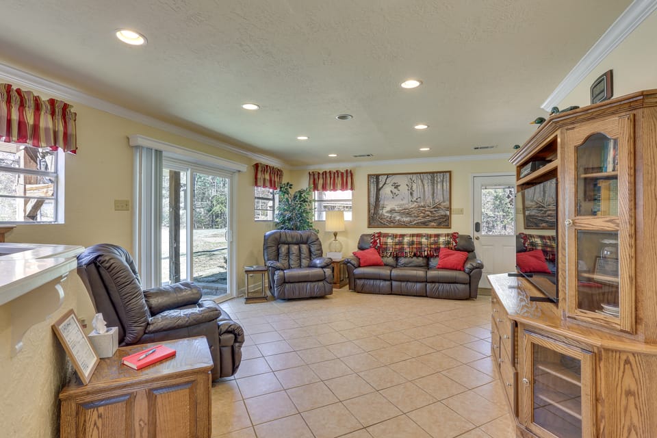 Lake Days on Sam Rayburn! Wooded Retreat w/ Yard House in Texas