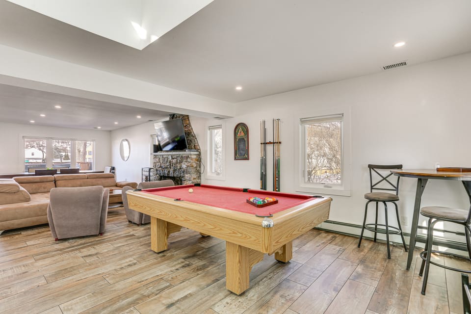 Family Summer Getaway w/ Hot Tub on Lake Hopatcong House in Lake Hopatcong
