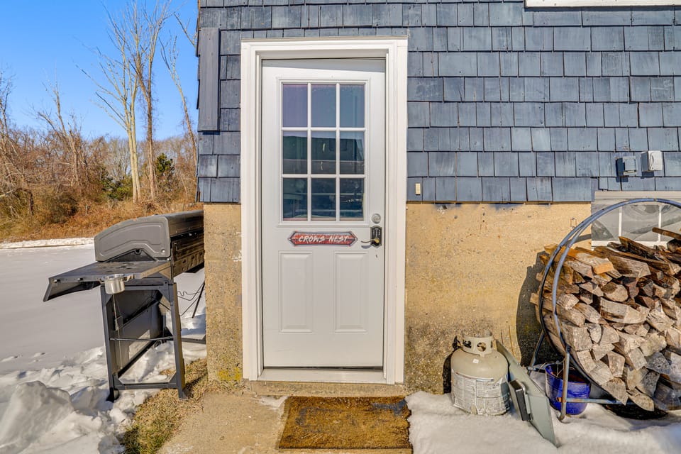 Easy Beach Access! New London Apt w/ Kitchenette Apartment in New London