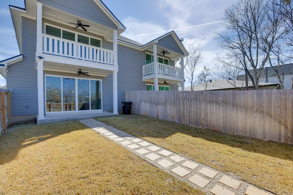 < 1 Mi to Texas A&M: Group Getaway w/ Balcony! House in College Station