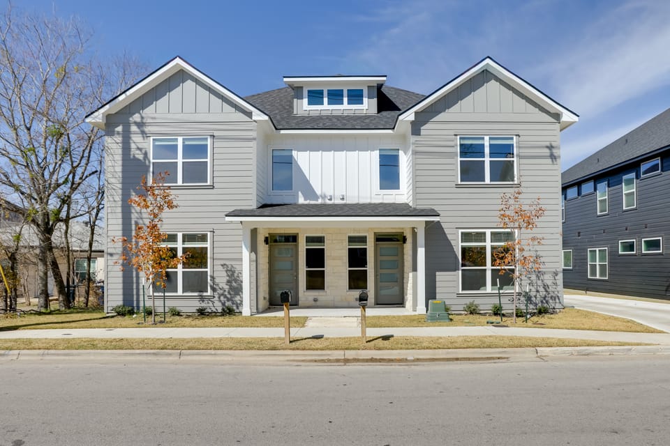 < 1 Mi to Texas A&M: Group Getaway w/ Balcony! House in College Station