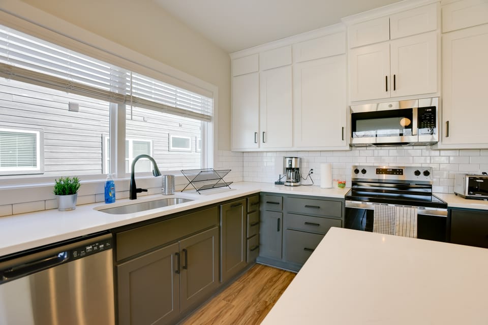 < 1 Mi to Texas A&M: Group Getaway w/ Balcony! House in College Station