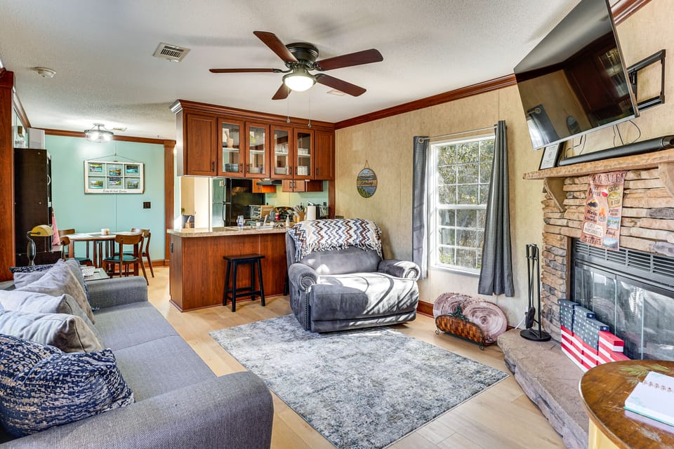 < 1 Mi From Suwannee River, Hideaway w/ Lanai House in Florida