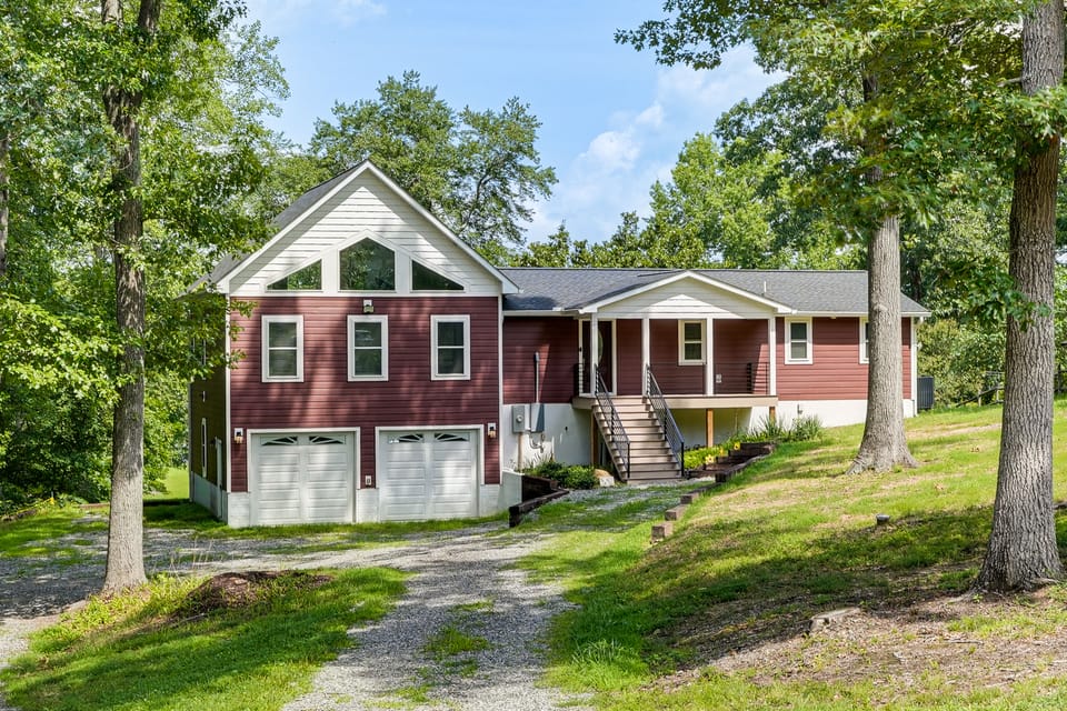 Hot Tub + Fire Pits: Waterfront Lake Anna Escape! House in Lake Anna