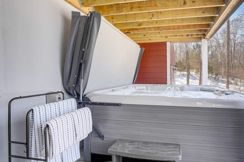 Hot Tub + Fire Pits: Waterfront Lake Anna Escape! House in Lake Anna