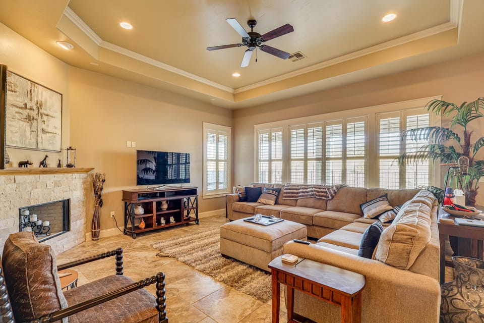 2 Mi to Lake Havasu State Park: Home w/ Hot Tub House in Lake Havasu City