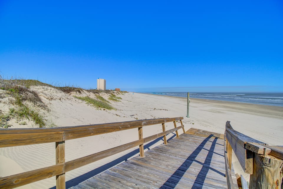 Beach Boardwalk Stay, 10-Min Walk, 2-Min Drive Apartment in Nueces County
