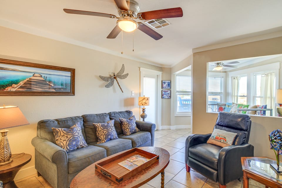 Beach Boardwalk Stay, 10-Min Walk, 2-Min Drive Apartment in Nueces County
