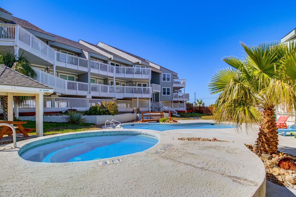 Walk to Beach! Pet-Friendly Mustang Island Retreat Apartment in Nueces County