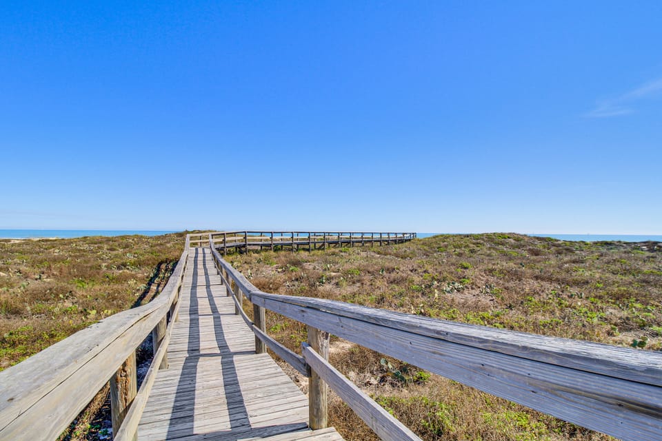 Walk to Beach! Pet-Friendly Mustang Island Retreat Apartment in Nueces County