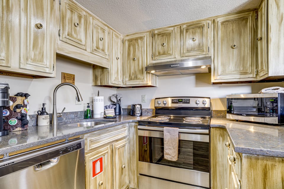 Scenic Mtn Views! Condo 4 Mi to Forbidden Caverns Apartment in Sevier County