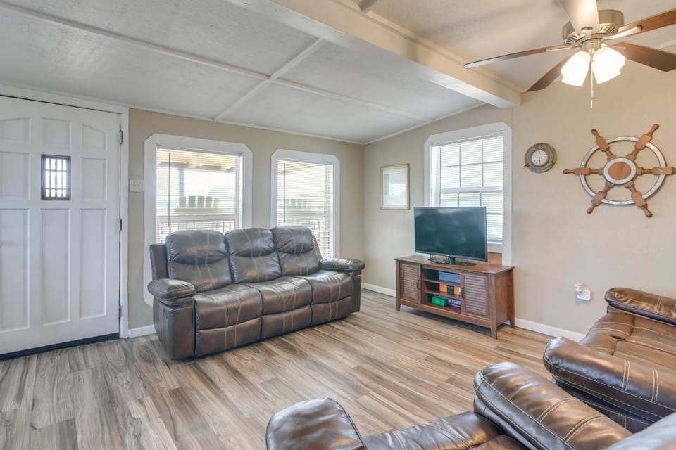 Walk to Shore! Family-Friendly Surfside Beach Gem House in Surfside Beach