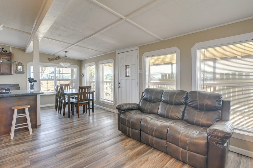 Walk to Shore! Family-Friendly Surfside Beach Gem House in Surfside Beach